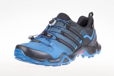 Varna, Bulgaristan - 12 Ağustos 2017: Adidas Terrex Swift spor ayakkabı. Ürün vurdu. Adidas spor ayakkabı, giyim ve aksesuarları üreten ve tasarımları Alman bir kuruluştur