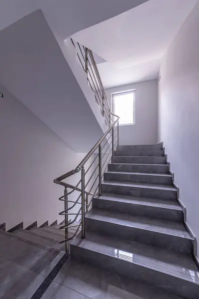 Escalera Moderna Entre Pisos Escaleras Con Riel Metálico Edificio Moderno Imagen De Stock