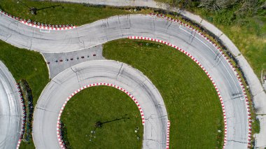Kart yarış pistinin yukarıdan görünüşü. Speedway kart alanı
