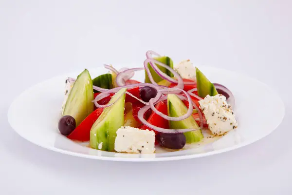 奶酪和新鲜蔬菜在白盘里 希腊沙拉 — 图库照片