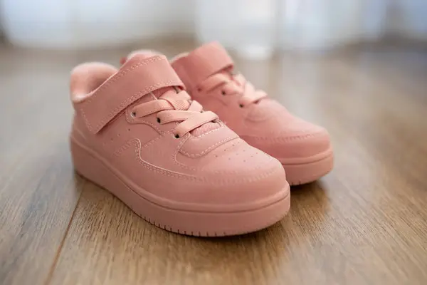 Zapatillas Deporte Color Rosa Para Niños Suelo Madera Lindos Zapatos Fotos De Stock Sin Royalties Gratis