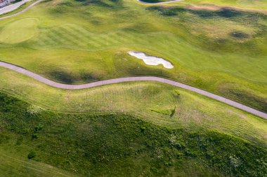 güzel, yeşil bir golf sahasının havadan görünümü