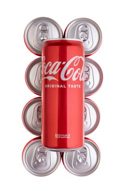 Varna, BULGARIA - 13 Şubat 2024: Diğer kutuların üzerinde orijinal Coca Cola kutusu.