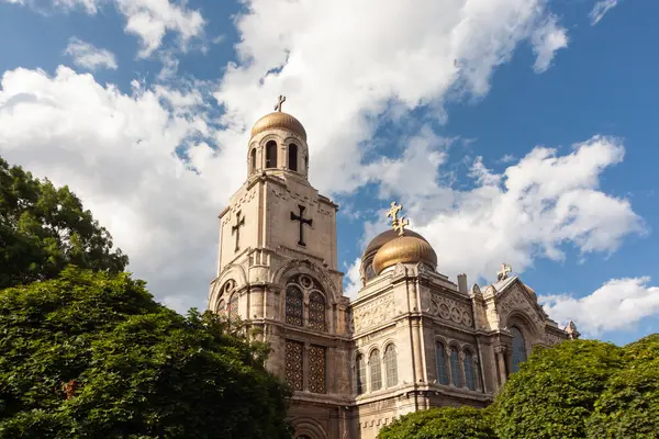  Bulgaristan 'ın Varna kentindeki Varsayımın Katedrali. Altın kubbeli Bizans tarzı kilise. Varna Bulgaristan 'ın deniz başkentidir