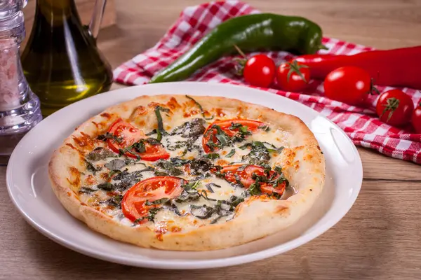 Großaufnahme Von Köstlicher Italienischer Pizza Mit Gemüse Käse — Stockfoto