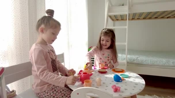 Evde Plastik Oyuncak Mutfağıyla Oynayan Sevimli Küçük Kızlar — Stok video