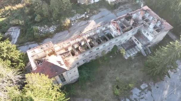 被毁的房子被毁的校舍森林中被遗弃的学校 — 图库视频影像