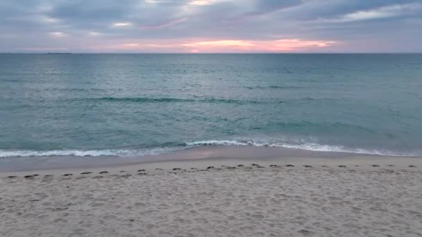 Tropikalna Plaża Wschodzie Słońca Piankowe Fale Morskie Myjące Piasek Fale — Wideo stockowe