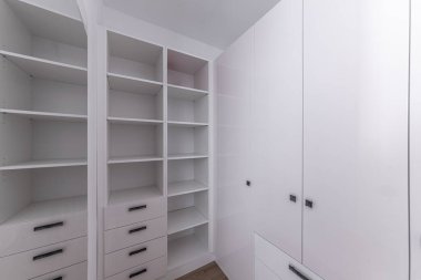 Soyunma odasında boş gardırop. Soyunma odası, boş raflar. Modern boş soyunma odası, gardırop..