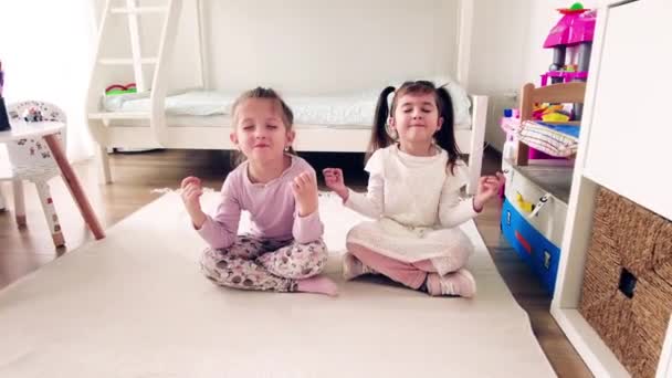 Zwei Kleine Mädchen Praktizieren Yoga Lustige Kinder Machen Yoga Übungen — Stockvideo