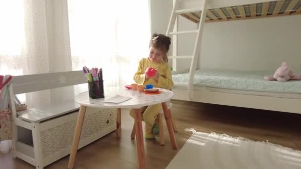 Bambina Giocare Con Cucina Giocattolo Plastica Chiuso Casa Bambina Beve — Video Stock