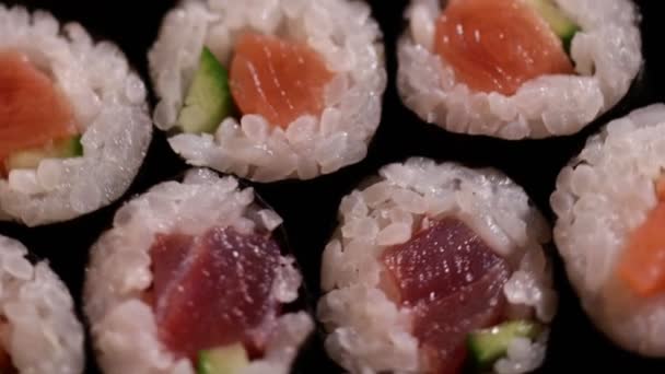 Zavřete Sushi Rohlíky Rotující Japonské Jídlo Avokádem Lososem Tuňákem — Stock video
