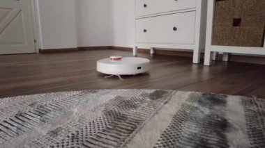 Evde elektrikli süpürge temizliği. Modern evde robot elektrikli süpürge. Akıllı temizlik teknolojisi