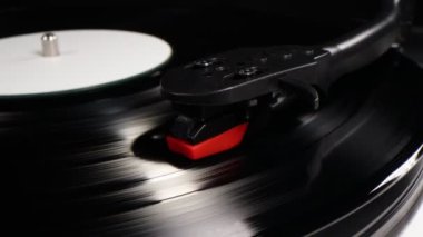 Vinil plakalı vinil turntable. Gramofon kayıt cihazı. Müzik çalmak için geçmişe dönük ses teknolojisi