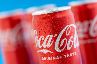 Varna, BULGARIA - 13 Şubat 2024: Klasik Coca Cola 'nın orijinal tadı, su damlalı kırmızı kutu 