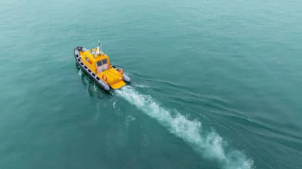 Bote Rescate Naranja Patrulla Guardacostas Patrullando Policía Barco Motor Imagen De Stock