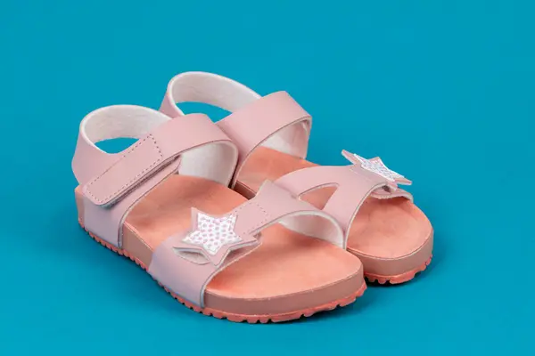 Dva Růžové Sandály Modrém Pozadí Roztomilé Růžové Sandály Pro Holčičku Stock Snímky