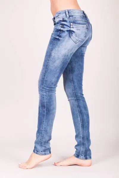 Close Van Sexy Vrouw Blue Jeans Dragen Fit Vrouwelijke Kont Rechtenvrije Stockafbeeldingen