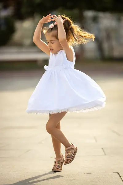 Malá Dívka Tančí Ulici Royalty Free Stock Obrázky