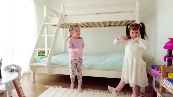 Δύο Κοριτσάκια Διασκεδάζουν Παίζοντας Μαζί Στο Παιδικό Δωμάτιο Χαρούμενες Χαριτωμένες — Αρχείο Βίντεο