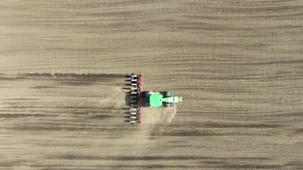 Pohled Shora Dolů Výsev Traktoru Zemědělské Oblasti — Stock video