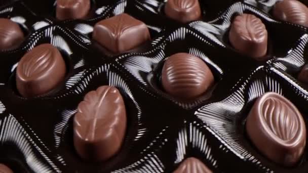 Schachtel Mit Schokoladenbonbons Rotierend Mischpralinen Aus Nächster Nähe — Stockvideo