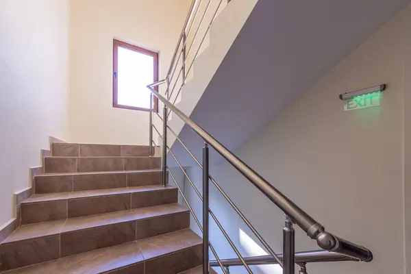 Modernes Treppenhaus Zwischen Den Etagen Treppe Mit Metallgeländer Modernem Gebäude lizenzfreie Stockfotos