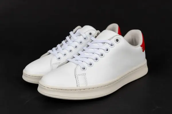 Paar Nieuwe Witte Sneakers Zwarte Achtergrond Stockfoto