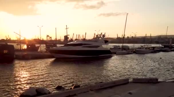 Yachthafen Mit Jacht Bei Sonnenuntergang — Stockvideo