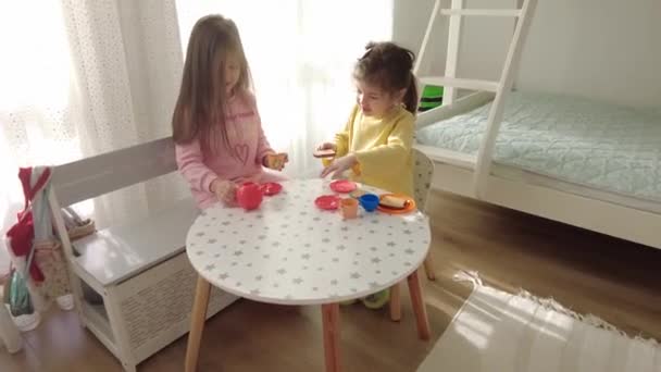 Leuke Kleine Meisjes Spelen Met Plastic Speelgoed Keuken Binnen Thuis — Stockvideo