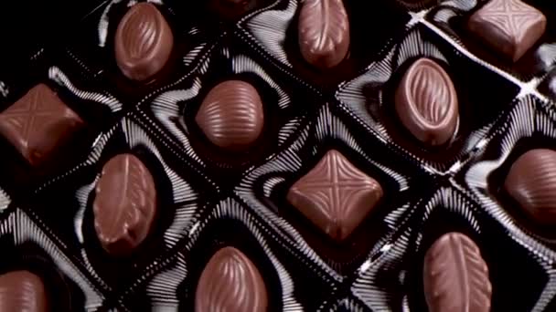 Schachtel Mit Schokoladenbonbon Rotierend Mischpralinen Aus Nächster Nähe — Stockvideo