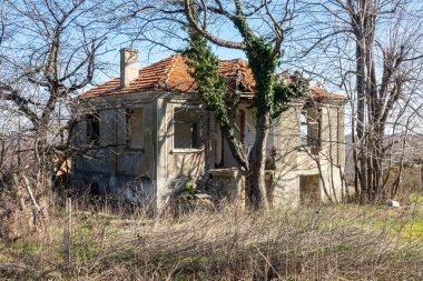 Terk edilmiş eski köy evi. Dış görünüş