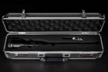 Varna, Bulgaristan - 14 Nisan 2024: Laowa 24 mm sonda makro mercek metal kutusunda. Laowa Lensleri 2013 yılında Çin 'de kuruldu.