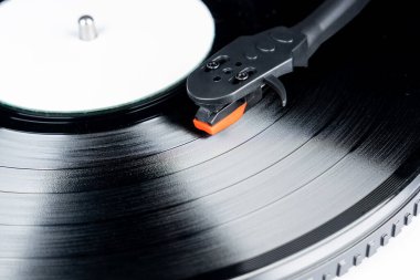 Vinil plakalı vinil turntable. Modern gramofon kayıt cihazı. Müzik çalmak için geçmişe dönük ses teknolojisi