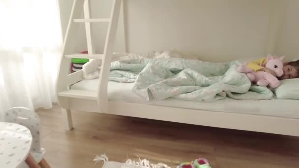 Pagi Bangunkan Gadis Kecil Dengan Mainannya Tempat Tidur Gadis Bahagia — Stok Video
