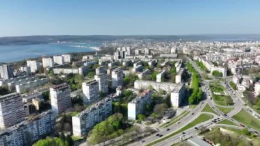 Bulgaristan 'ın Varna kenti üzerindeki güzel şehir manzarası. Panoramik hava manzarası. Varna Bulgaristan 'ın deniz başkentidir.