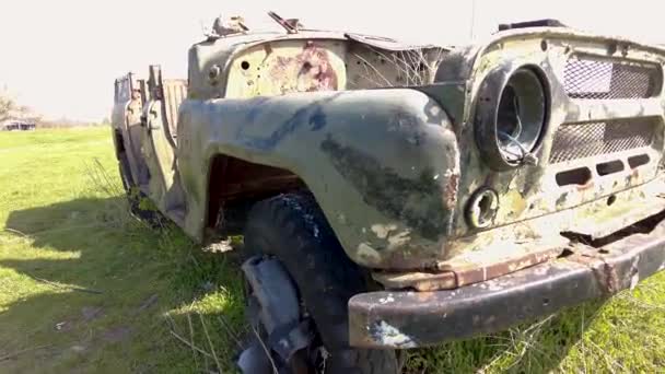 Брошенная Сломанная Военная Машина Поле Боя — стоковое видео