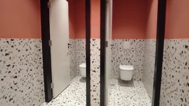 Moderna Offentliga Toaletter Kontor Eller Offentliga Badrum — Stockvideo
