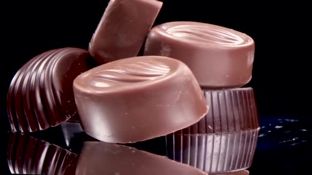Schokoladenbonbons Rotieren Mischpralinen Aus Nächster Nähe — Stockvideo