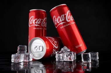 Varna, BULGARIA - 22 Nisan 2024: Klasik Coca Cola 'nın orijinal tadı, su damlaları ve buzlu kırmızı kutular