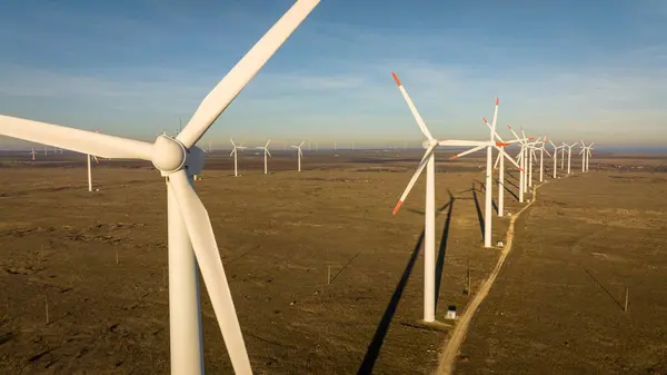 风力涡轮机农场 用于发电的风车 绿色能源 可再生能源 图库图片