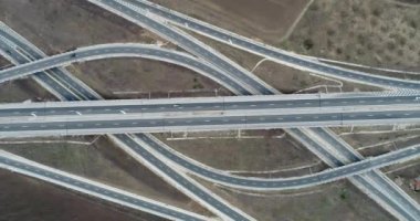 Otoyol ve üst geçidin havadan görüntüsü. Yol kavşağı, otoyol kavşağı manzarası. Karayolu trafiğinin yukarıdan aşağı görüntüsü