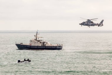 Özel harekat kuvvetleri eğitimi. Geminin üzerinde askeri helikopter..