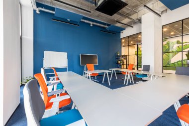 Modern konferans odasının içi. Modern kolej çalışma odası. Temiz ofis, konferans odası.