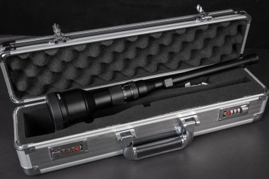 Varna, Bulgaristan - 14 Nisan 2024: Laowa 24 mm sonda makro mercek metal kutusunda. Laowa Lensleri 2013 yılında Çin 'de kuruldu.