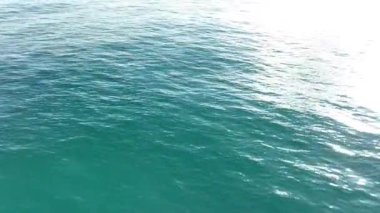Okyanus ve denizin üzerinde uçan bir dron videosu. Suya yakın.
