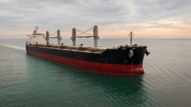 Kuru kargo gemisinin hava görüntüsü. Toplu taşıyıcı kargo gemisi. Gemi lojistik ve ulaşım sektörü.
