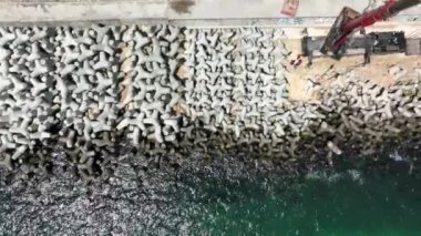 Dalgakıran inşaatının havadan görüntüsü. Turna, dalgakıran inşaatına tetrapodları koyar 