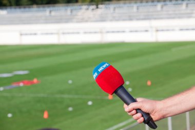 el mikrofon ile söyleşi sırasında futbol mach tutarak