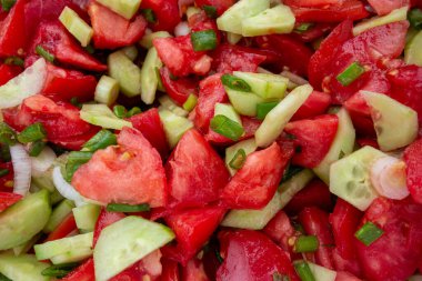 Ev yapımı salatalık domates salatasını yakın plan. Domates, salatalık ve soğanlı sebze salatası.